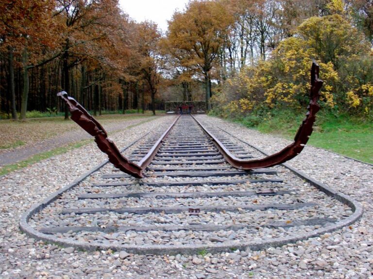 Gebogen rails monument