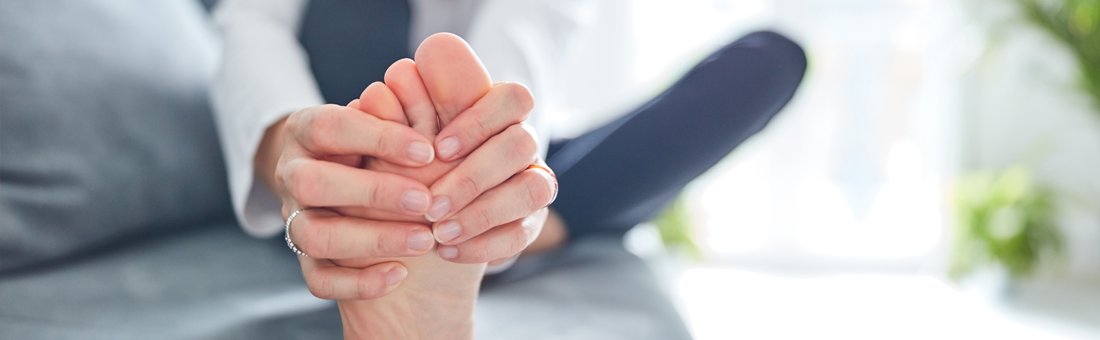 Vrouw met tinteling in de tenen